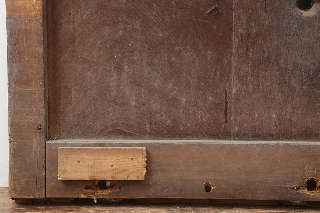 アンティーク建具　明治期　ヒノキ材　縁起物　巾着金具が存在感を放つ蔵戸(玄関戸、建具、引き戸)(R-037038)