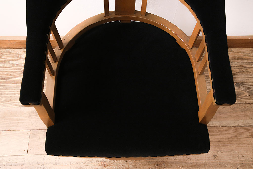 和製アンティーク　黒いファブリックに鋲が打たれた、メンズライクなデザインが格好いい回転チェア(回転椅子、ドクターチェア、椅子)(R-037043)