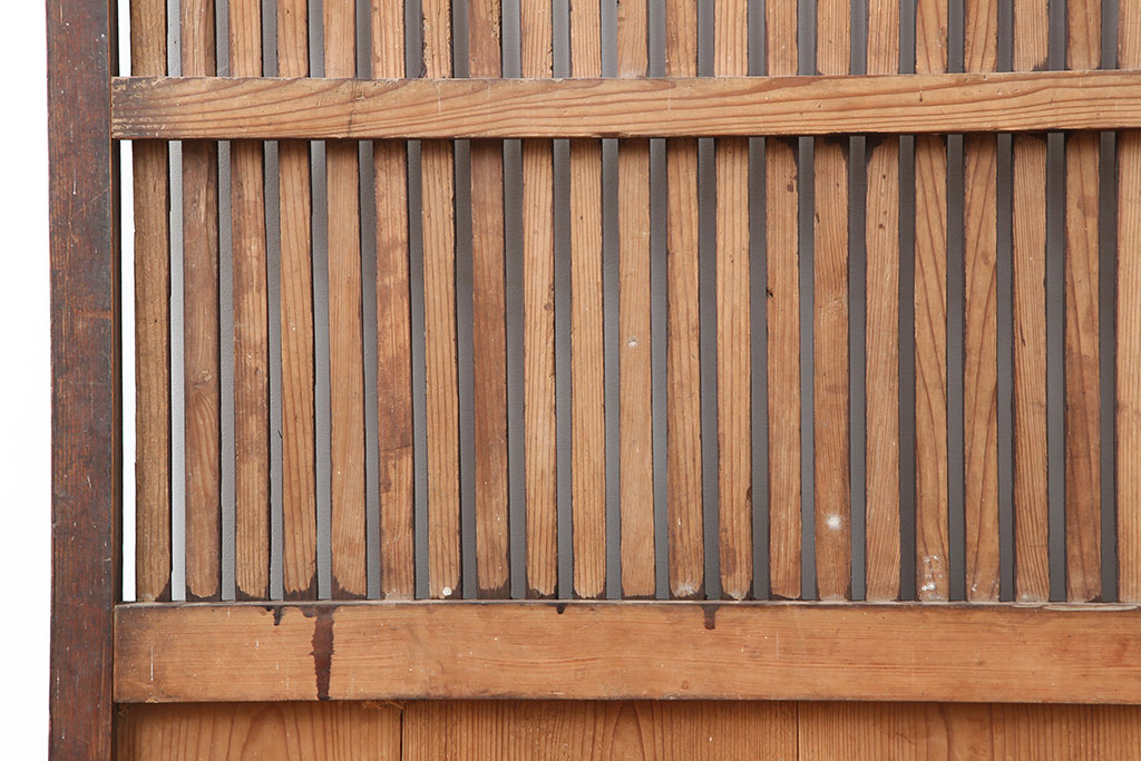 アンティーク建具　和製アンティーク　杉材　風格漂う格子戸1枚(蔵戸、玄関戸、引き戸)(R-037081)