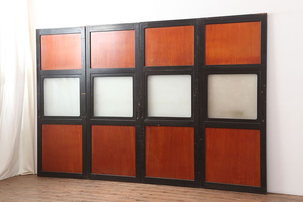 アンティーク建具 大正昭和初期 黒塗りの木枠がアクセントのガラス帯戸