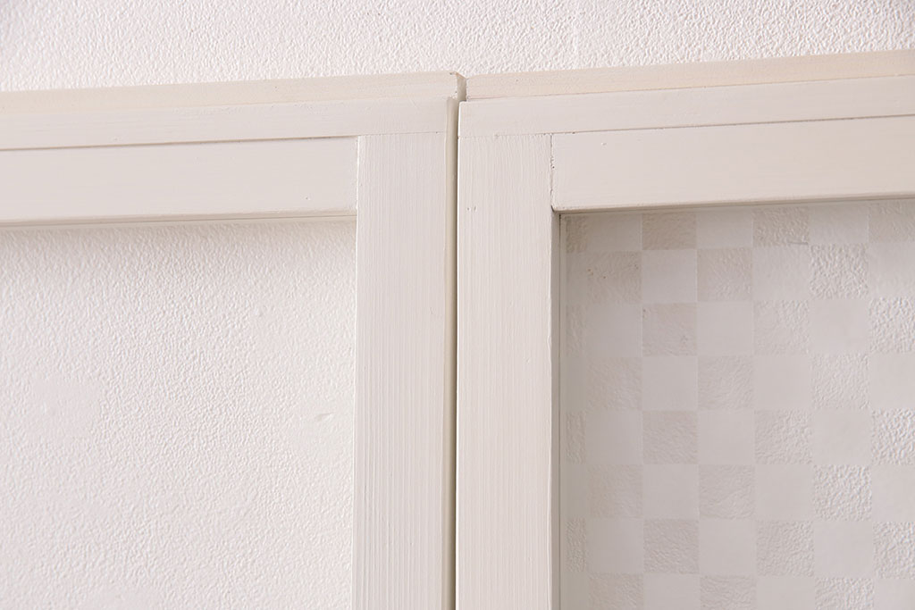 【セミオーダー家具実例】ガラス戸2枚に高品質リペア。ご希望のサイズにリサイズし、ガラスはクリアと市松模様の2種類を互い違いに配置して組み入れました。アンティークホワイトのベタ塗りで仕上げ、フレンチナチュラルな雰囲気に!(引き戸、建具)