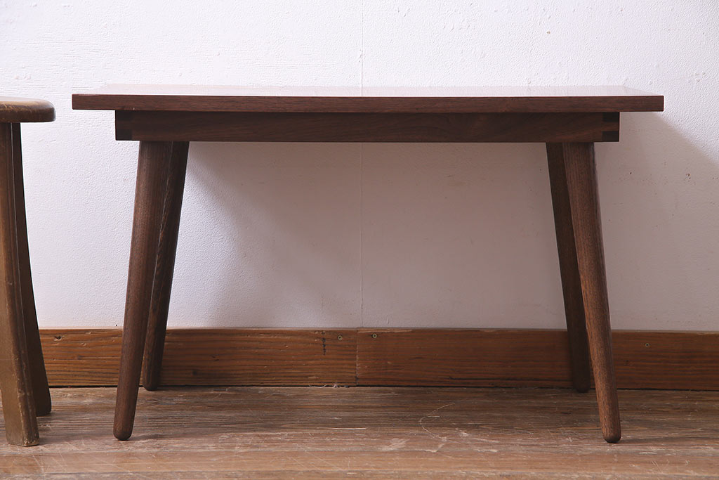 中古　ウォールナット天板　脚付きリメイク　シンプルで取り入れやすいセンターテーブル・小(ローテーブル)(R-037139)