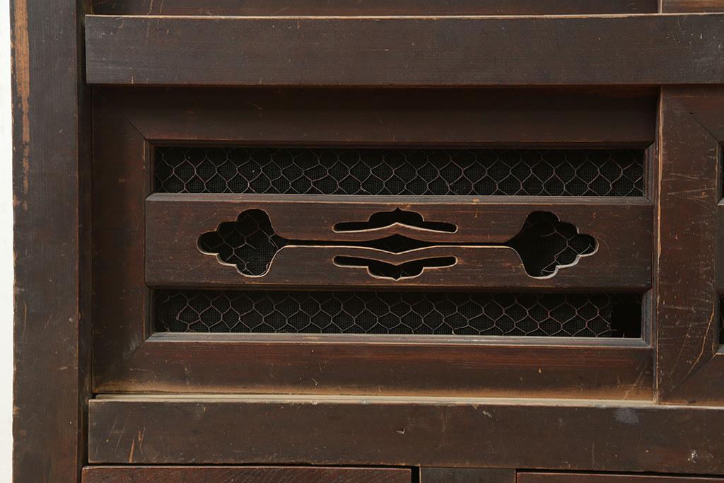 アンティーク家具　前面ケヤキ材・ヒノキ材　和の雰囲気盛り上げる重ね水屋箪笥(R-037146)