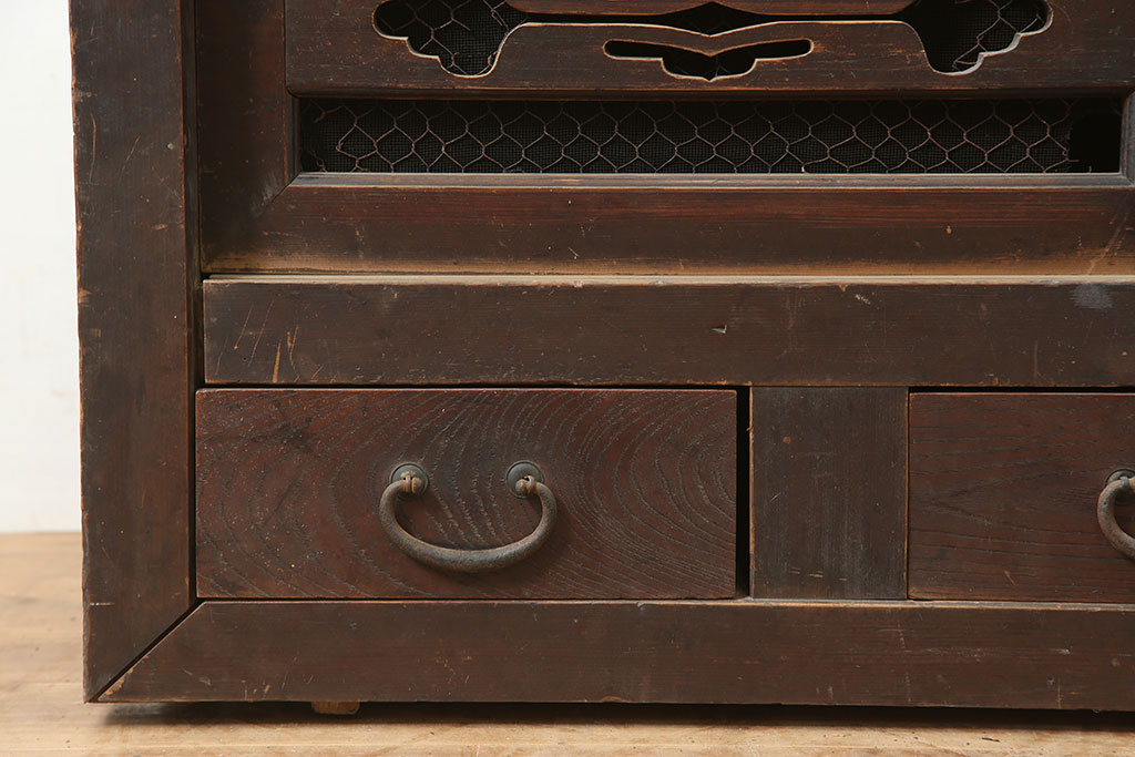 アンティーク家具　前面ケヤキ材・ヒノキ材　透かしの意匠が目をひく水屋箪笥サイドボード(テレビ台、収納棚)(R-037147)