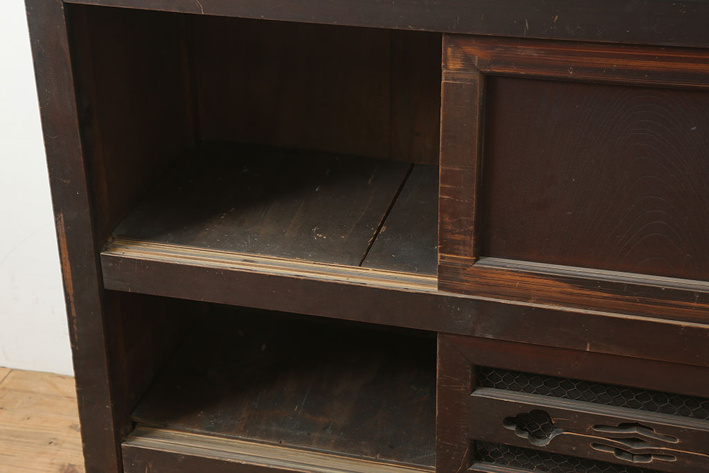 アンティーク家具　前面ケヤキ材・ヒノキ材　透かしの意匠が目をひく水屋箪笥サイドボード(テレビ台、収納棚)(R-037147)