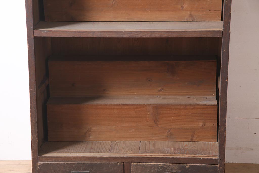 アンティーク家具　大正昭和初期　段差付きの棚がディスプレイに活躍するキャビネット(収納棚、飾り棚)(R-037154)