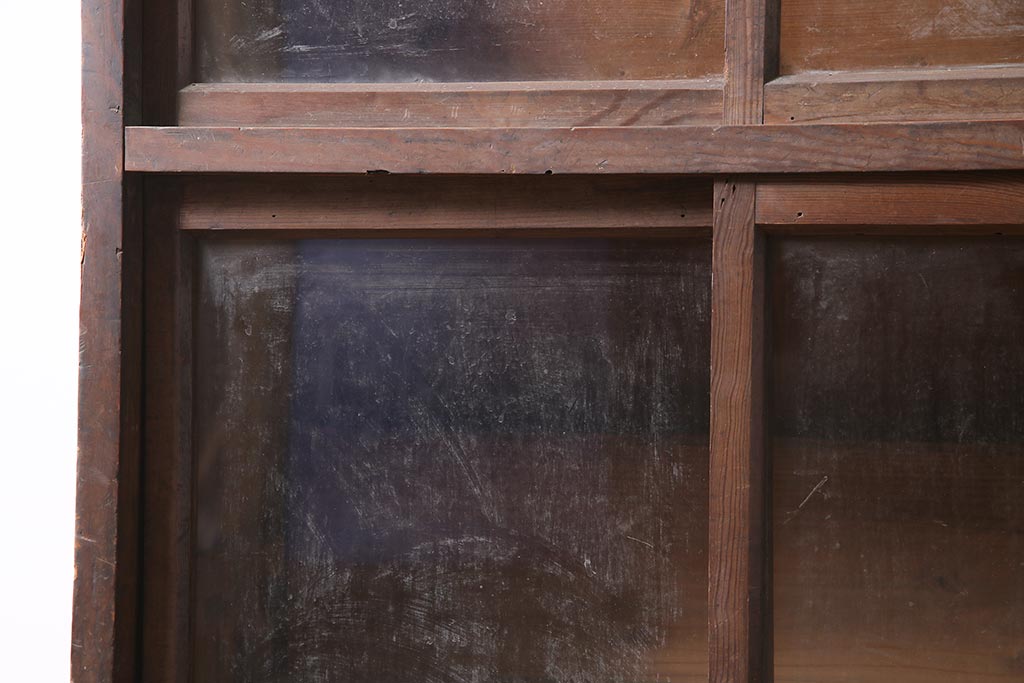 アンティーク家具　大正昭和初期　段差付きの棚がディスプレイに活躍するキャビネット(収納棚、飾り棚)(R-037154)