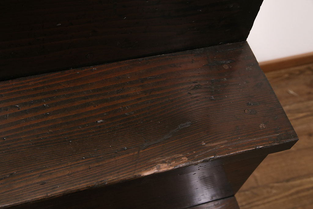 【セミオーダー家具実例】明治期の階段箪笥に古家具特有の雰囲気を大切に高品質リペア。扉や引き出しの開閉の調整をし、背板や損傷箇所を新材で張り替え修復しました。極めて黒に近い茶色に着色し、和モダンな雰囲気が高まりました。(収納棚、時代箪笥、和タンス)