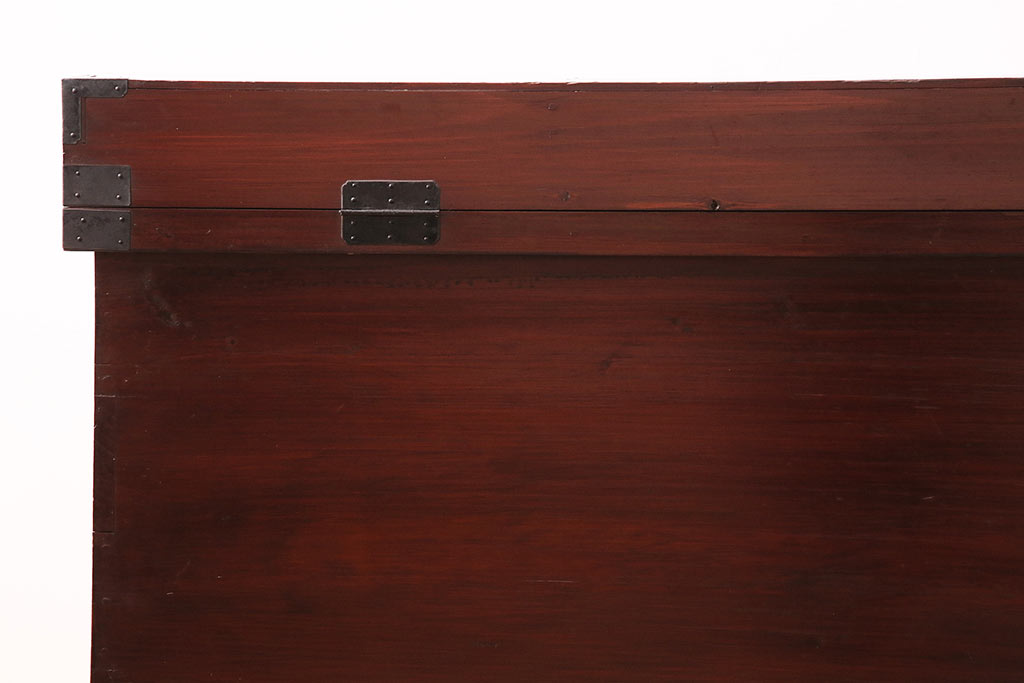 【セミオーダー家具実例】明治時代の古い長持に高品質リペアを施しました。蓋ステー、キャスターを取り付け、底板の補強加工をし、使いやすく強度も安心。現状の色味を活かした上質な雰囲気に仕上げました。(木箱、収納箱)