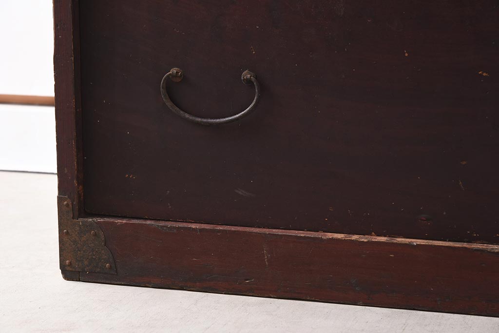 アンティーク家具　細身の引手がすっきりとした印象を与える衣装箪笥(引き出し)(R-037211)