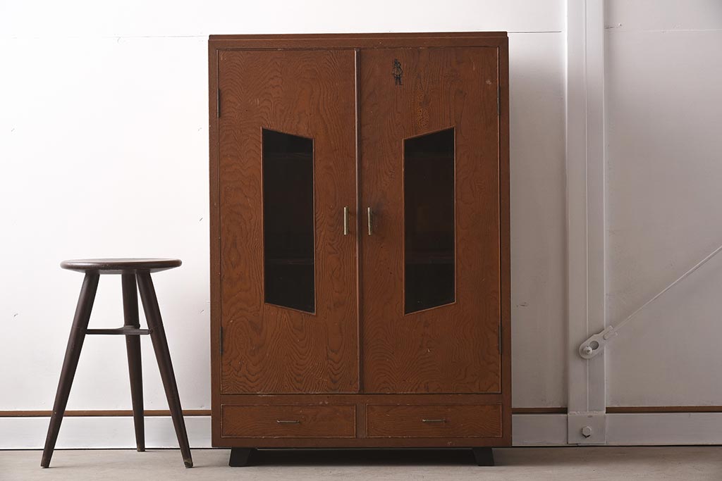 レトロ家具　昭和レトロ　扉のデザインがユニークな脚付き本箱(ブックケース、収納棚、戸棚)(R-037255)