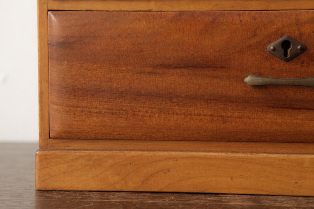 レトロ家具　和製アンティーク　昭和初期　楠材　優しげな木目が品のある小引き出し(小物収納)(R-037310)