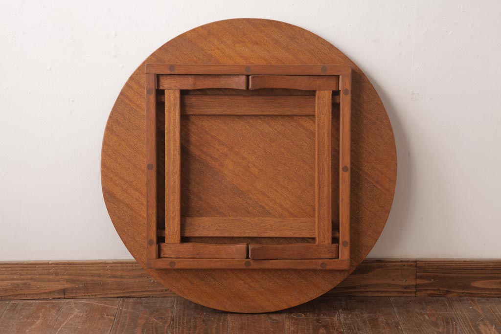 レトロ家具　古民具　素朴な木肌が温かみを感じる丸ちゃぶ台(折り畳み式テーブル、ローテーブル)(R-037313)