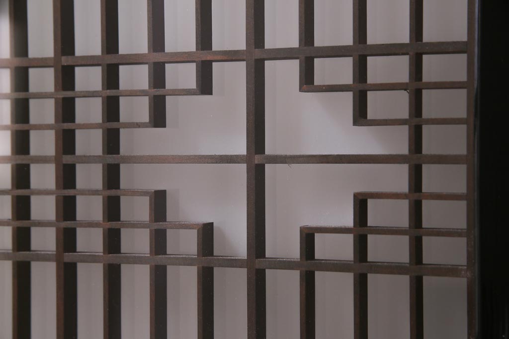 アンティーク家具　ラフジュ工房オリジナル　古建具リメイク　組子の模様の引き戸が風情漂うキャビネット(収納棚、戸棚、書院戸)(R-037348)