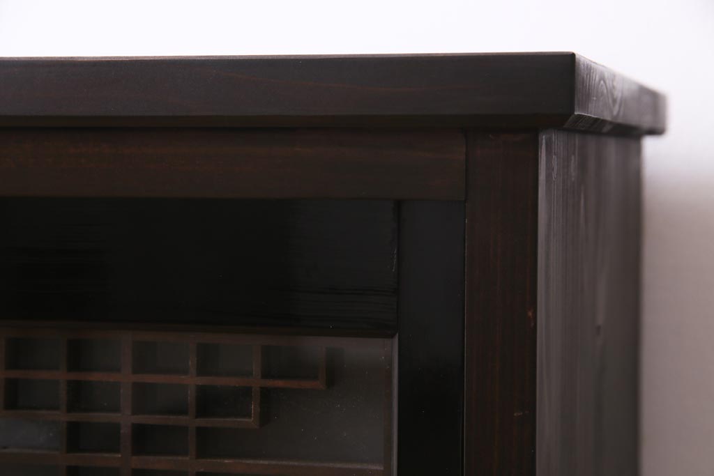 アンティーク家具　ラフジュ工房オリジナル　古建具リメイク　組子の模様の引き戸が風情漂うキャビネット(収納棚、戸棚、書院戸)(R-037348)