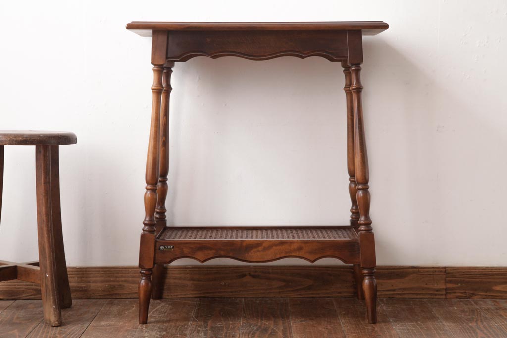 中古　カリモク　コロニアルシリーズ　クラシックカントリーな雰囲気のサイドテーブル(花台)(R-037369)