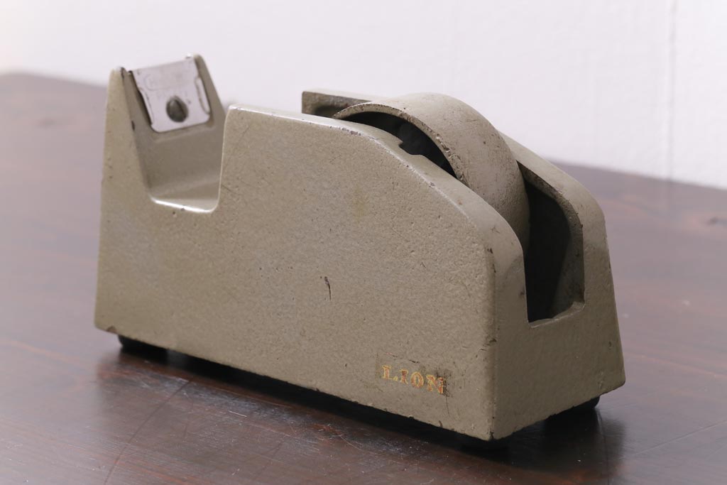 アンティーク雑貨　昭和レトロ　LION　鋳物　重厚な佇まいがおしゃれな鉄製テープカッター(アイアン)(R-037375)