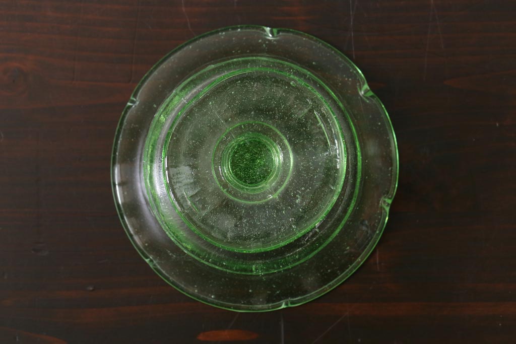 アンティーク雑貨　昭和初期　プレスガラス　ウランガラスのレトロな氷コップ(R-037396)