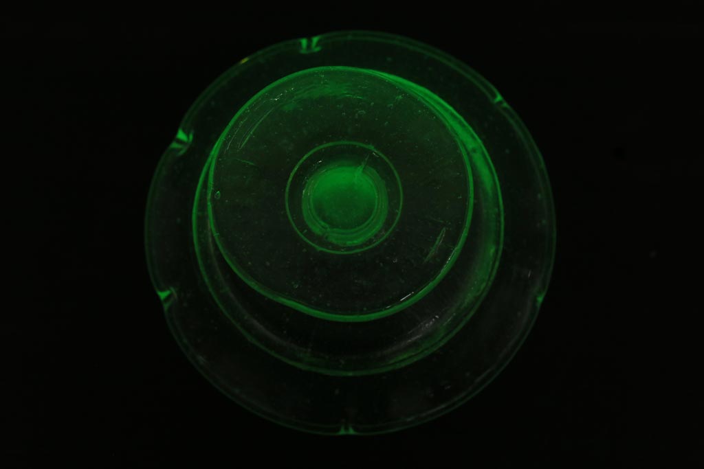 アンティーク雑貨　昭和初期　プレスガラス　ウランガラスのレトロな氷コップ(R-037396)