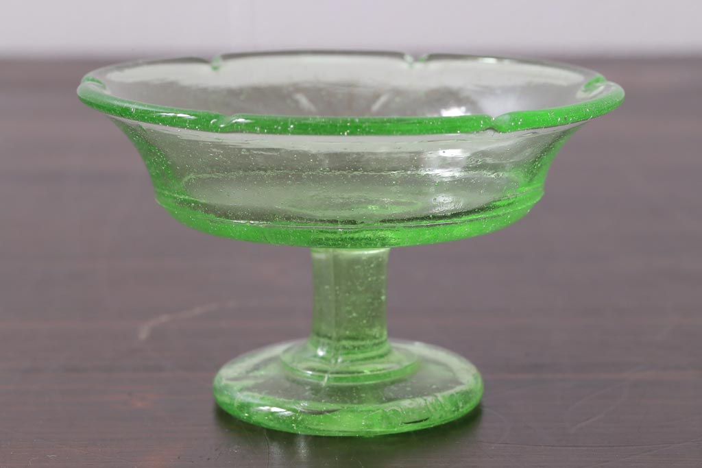 アンティーク雑貨　昭和初期　プレスガラス　ウランガラスのレトロな氷コップ(R-037397)