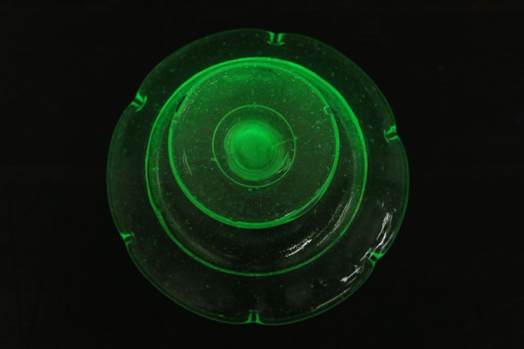 アンティーク雑貨　昭和初期　プレスガラス　ウランガラスのレトロな氷コップ(R-037397)