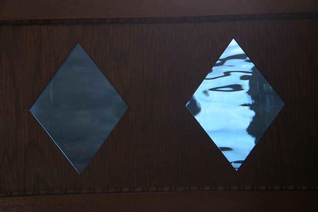 アンティーク家具　昭和初期　ナラ材　色ガラス入り　ノスタルジックなデザインがお洒落な収納棚(キャビネット、戸棚)