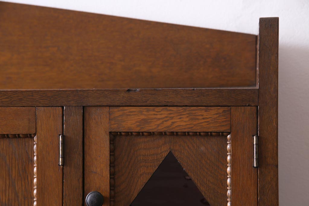 アンティーク家具　昭和初期　ナラ材　色ガラス入り　ノスタルジックなデザインがお洒落な収納棚(キャビネット、戸棚)