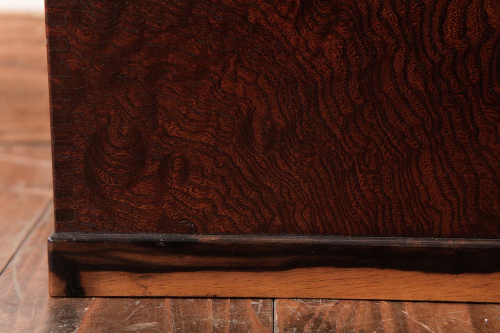 アンティーク雑貨　指物家具　漆塗り　ケヤキ材　黒柿の縁がポイントの角火鉢(木製火鉢、箱火鉢)(R-037412)