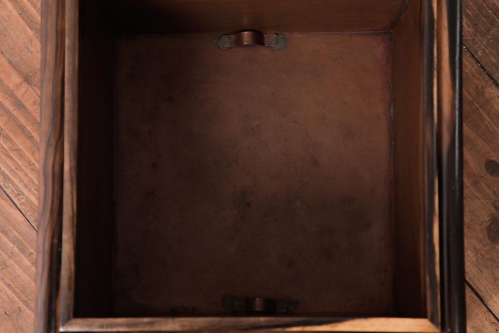アンティーク雑貨　指物家具　漆塗り　ケヤキ材　黒柿の縁がポイントの角火鉢(木製火鉢、箱火鉢)(R-037413)