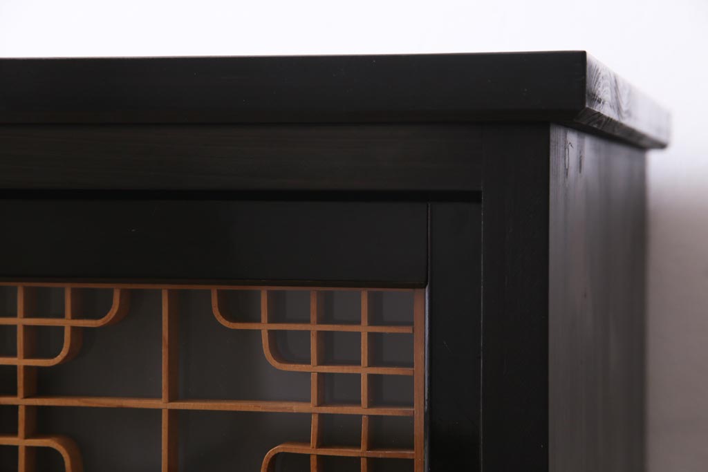 アンティーク家具　ラフジュ工房オリジナル　古建具リメイク　組子の引き戸が風情漂うキャビネット(収納棚、戸棚、書院戸)(R-037430)