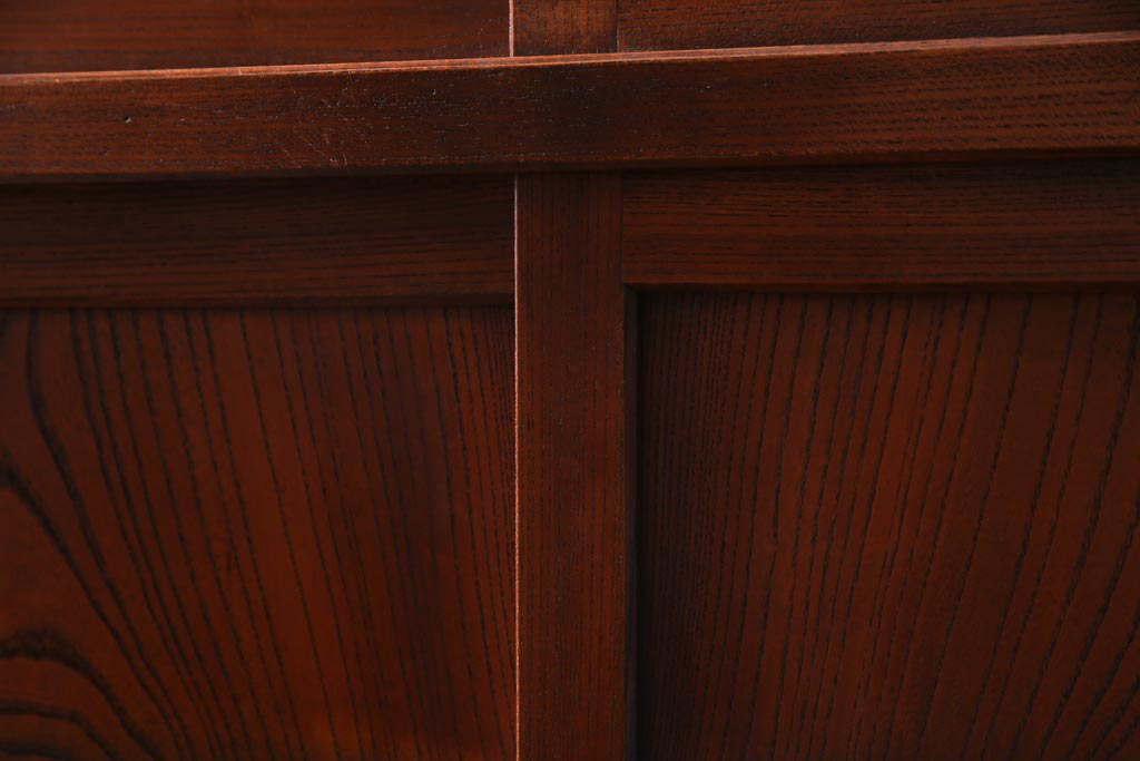 アンティーク家具　前板ケヤキ材　組子細工と漆塗りの建具が和の風情醸し出す脚付き収納棚(戸棚)(R-037432)