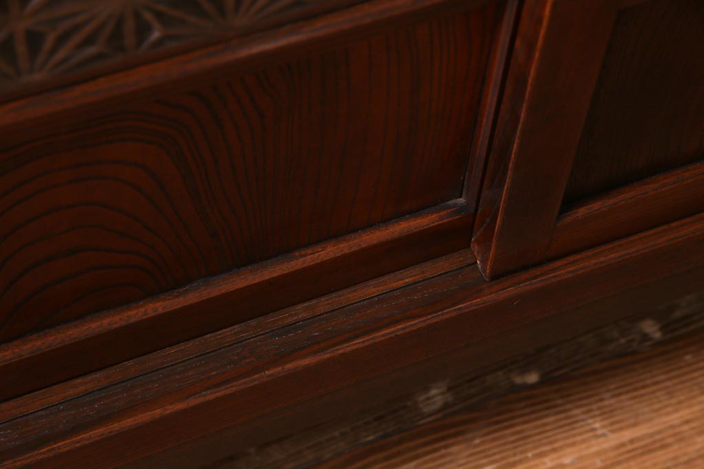 アンティーク家具　前板ケヤキ材　組子細工と漆塗りの建具が和の風情醸し出す脚付き収納棚(戸棚)(R-037432)
