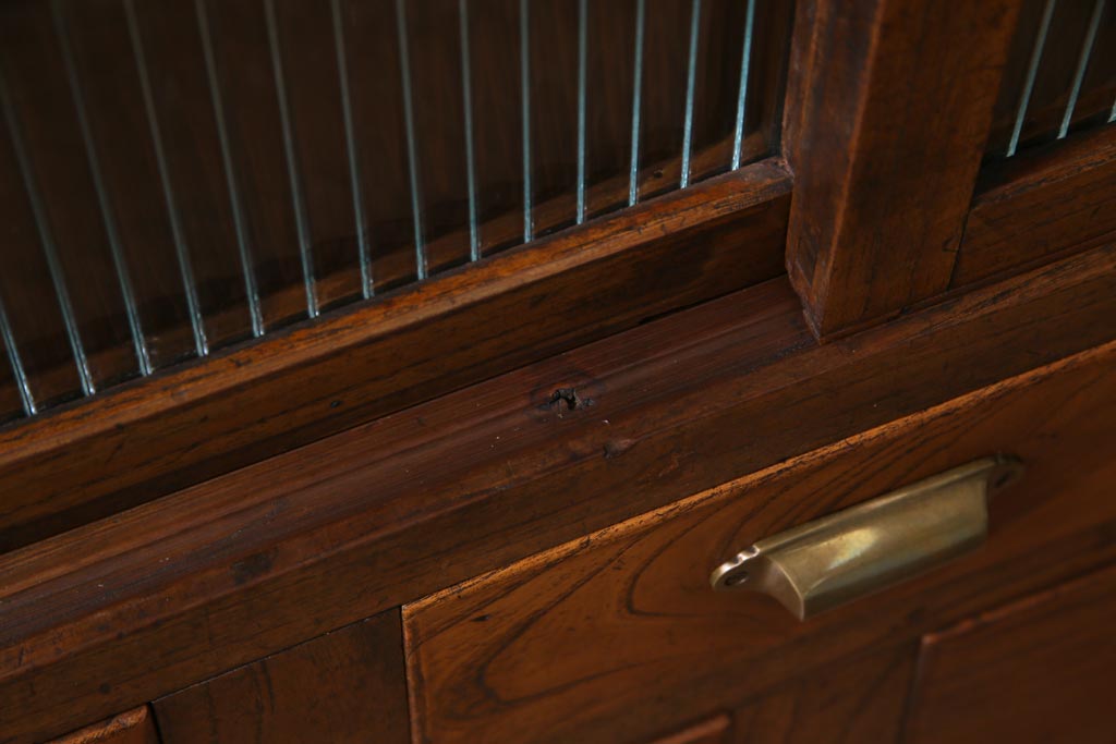 レトロ家具　モールガラス・当店オリジナルガラス入りのノスタルジックなキャビネット(収納棚、戸棚)(R-037433)