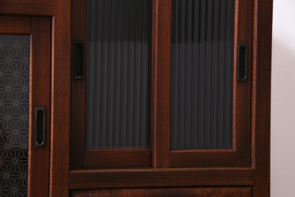 アンティーク家具　前面ケヤキ材　モールガラス・当店オリジナルガラス入り　杢目が目を引くキャビネット(収納棚、戸棚)(R-037434)