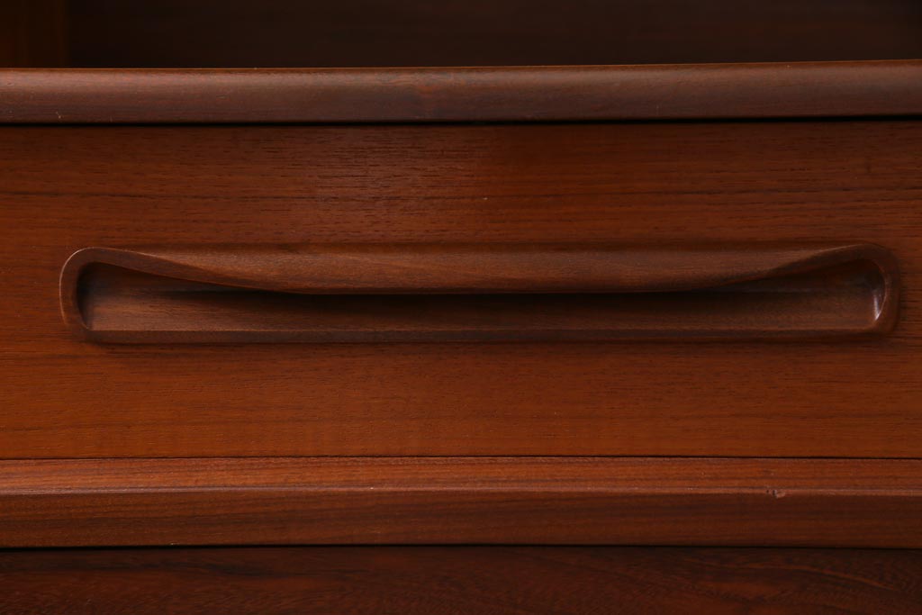 ヴィンテージ家具　イギリスビンテージ　G-PLAN(ジープラン)　洗練されたシルエットのサイドボード(サイドキャビネット)(R-037436)