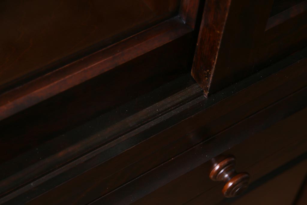 中古　北海道民芸家具　和洋折衷のシックな引き戸食器棚(カップボード、収納棚)(定価約41万円)(R-037438)