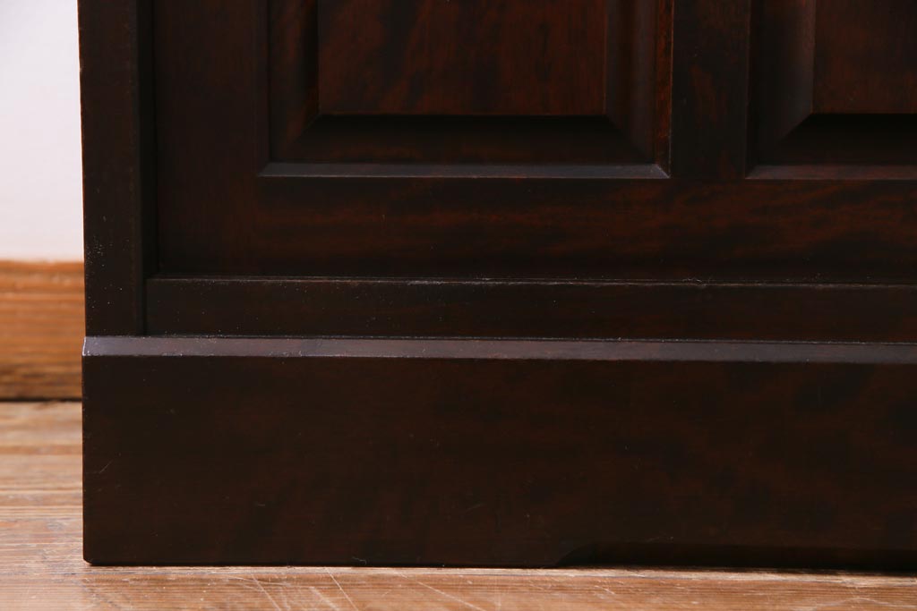 中古　北海道民芸家具　和洋折衷のシックな引き戸食器棚(カップボード、収納棚)(定価約41万円)(R-037438)