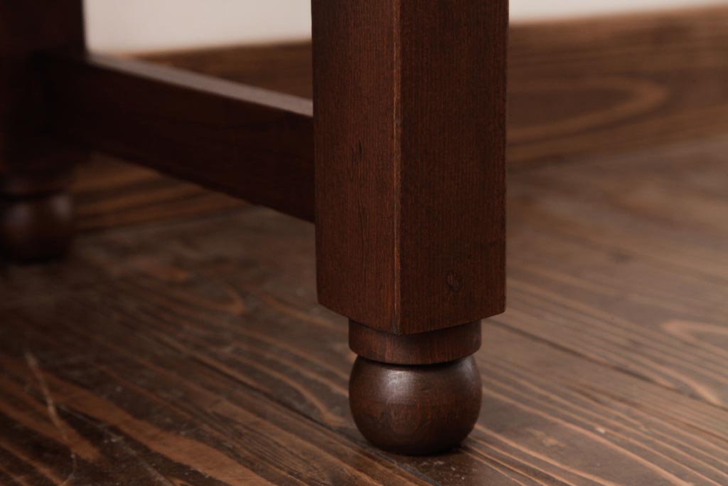 アンティーク家具　薄型　丸脚がレトロな栓材製の文机(ローテーブル、センターテーブル)(R-037441)