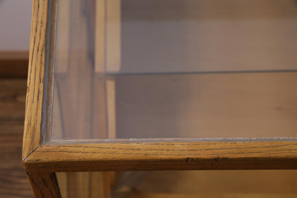 イギリスアンティーク　飾り棚付きが嬉しい温もり溢れるシャツケース(ガラスケース、ショーケース)(R-037446)