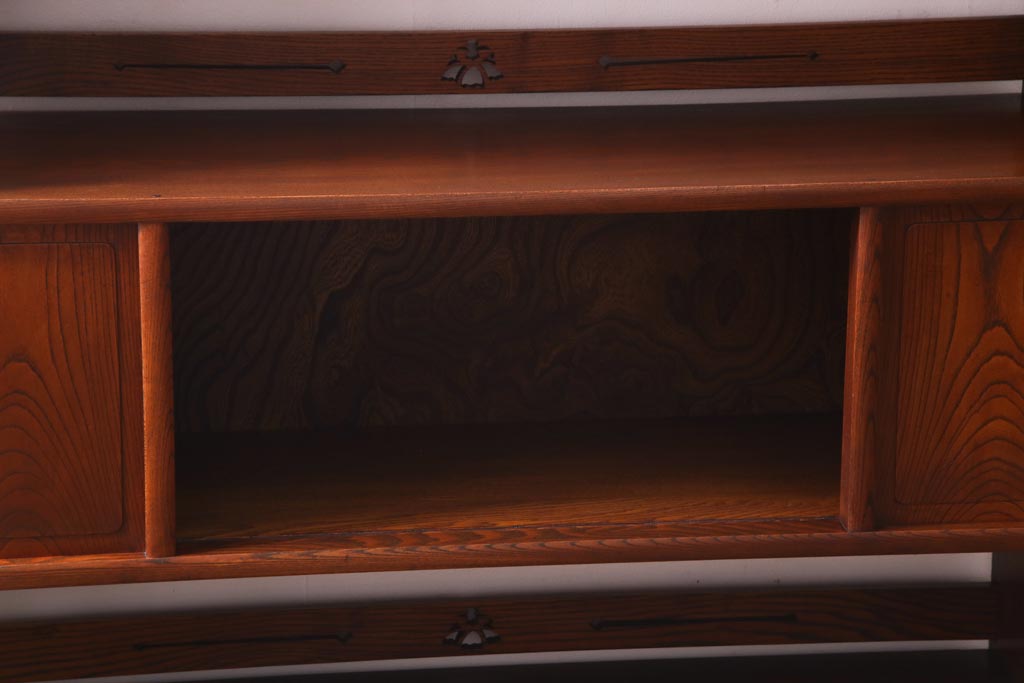 中古　高級品　松本伝統　指物工芸家具　漆塗り　ケヤキ材の杢目が美しい飾り棚(茶棚)(R-037462)