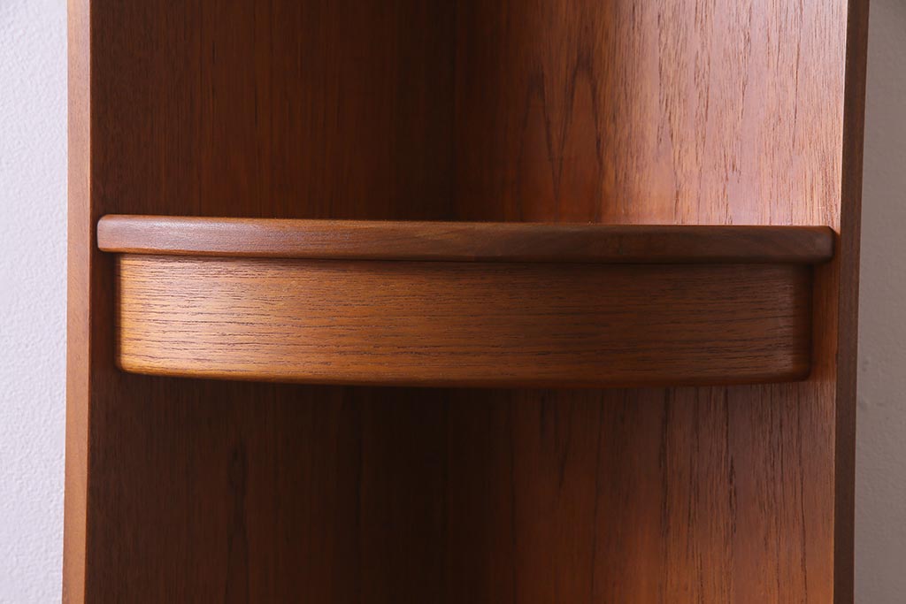 ヴィンテージ家具　G-PLAN(ジープラン)　北欧家具　チーク材　コーナーキャビネット(コーナーシェルフ、棚、戸棚、ビンテージ)(R-037484)
