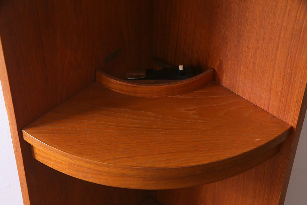 ヴィンテージ家具　G-PLAN(ジープラン)　北欧家具　チーク材　照明付き　コーナーキャビネット(コーナーシェルフ、棚、戸棚、ビンテージ)(R-037485)