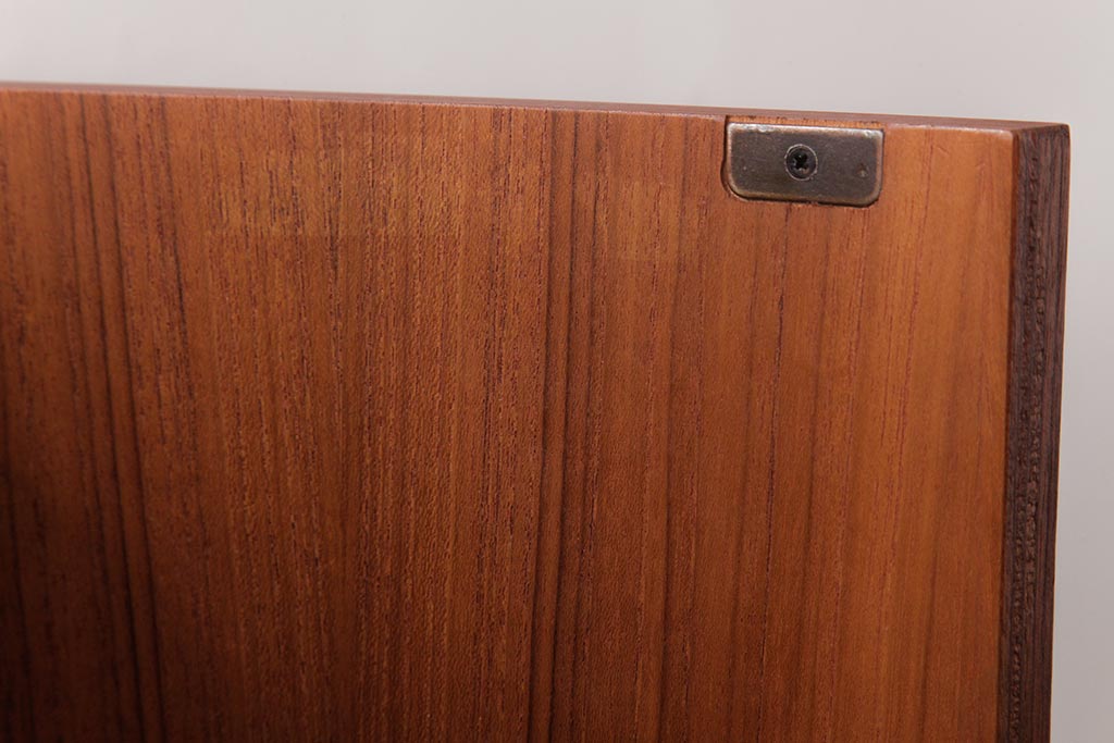 ヴィンテージ家具　北欧ビンテージ　G-PLAN(ジープラン)　Fresco(フレスコ)シリーズ　チーク材があたたかな印象のコーナーキャビネット(R-037503)