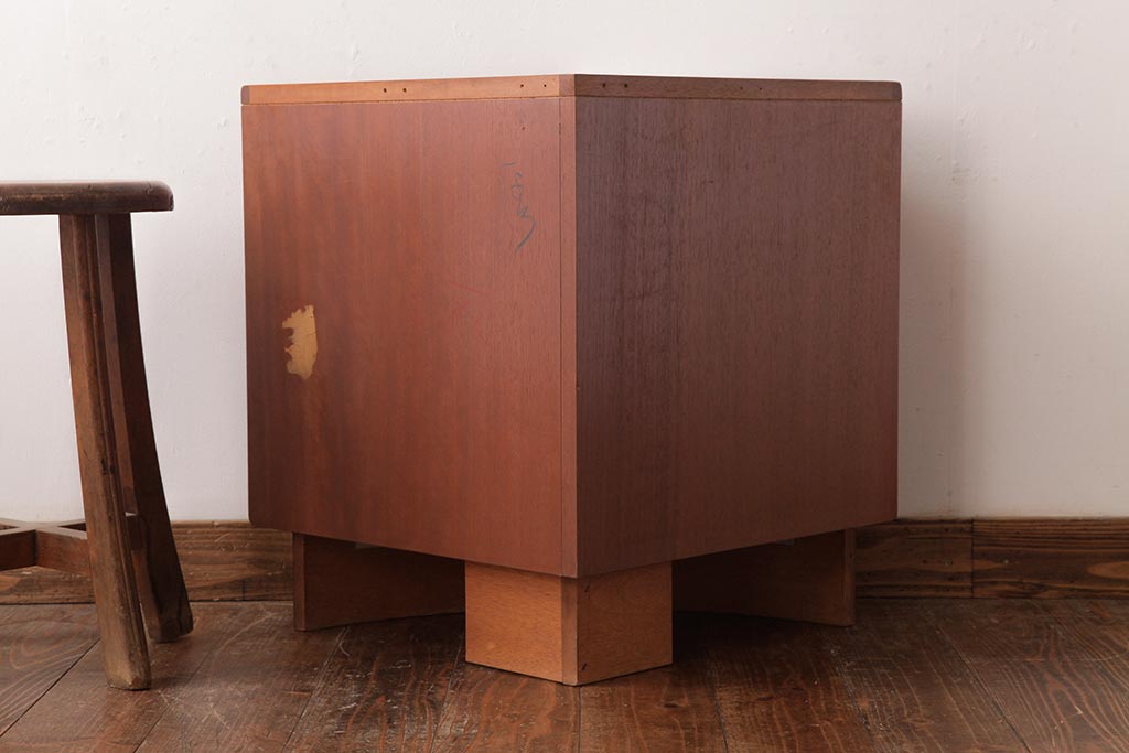 ヴィンテージ家具　北欧ビンテージ　G-PLAN(ジープラン)　Fresco(フレスコ)シリーズ　チーク材があたたかな印象のコーナーキャビネット(R-037503)