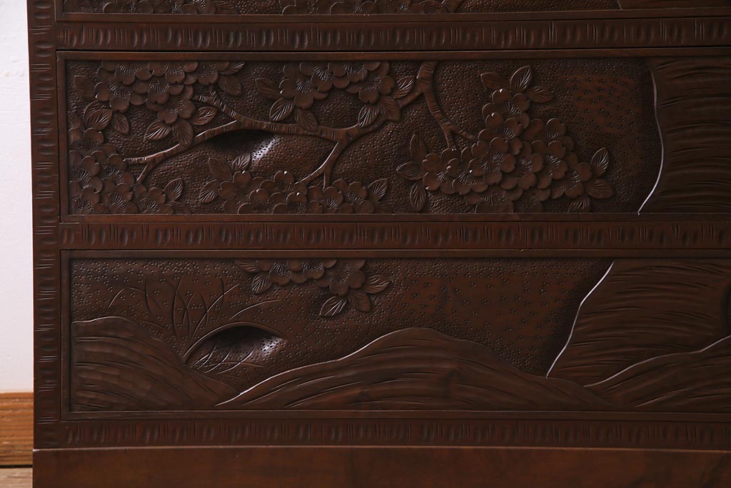 中古　伝統工芸　大坂屋製　軽井沢彫り　桜の彫りが優美なチェスト(衣装箪笥、洋服タンス)(R-037526)