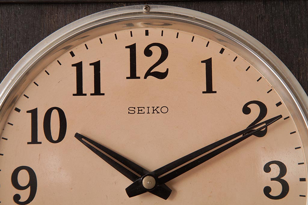 レトロ雑貨　SEIKO(セイコー)　ゼンマイ式　カレンダー付き　レトロなペイントがおしゃれな掛け時計(柱時計、振り子時計)(R-037532)