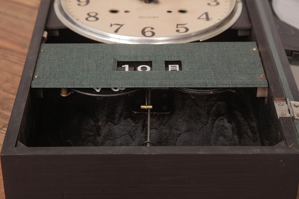 レトロ雑貨　SEIKO(セイコー)　ゼンマイ式　カレンダー付き　レトロなペイントがおしゃれな掛け時計(柱時計、振り子時計)(R-037532)