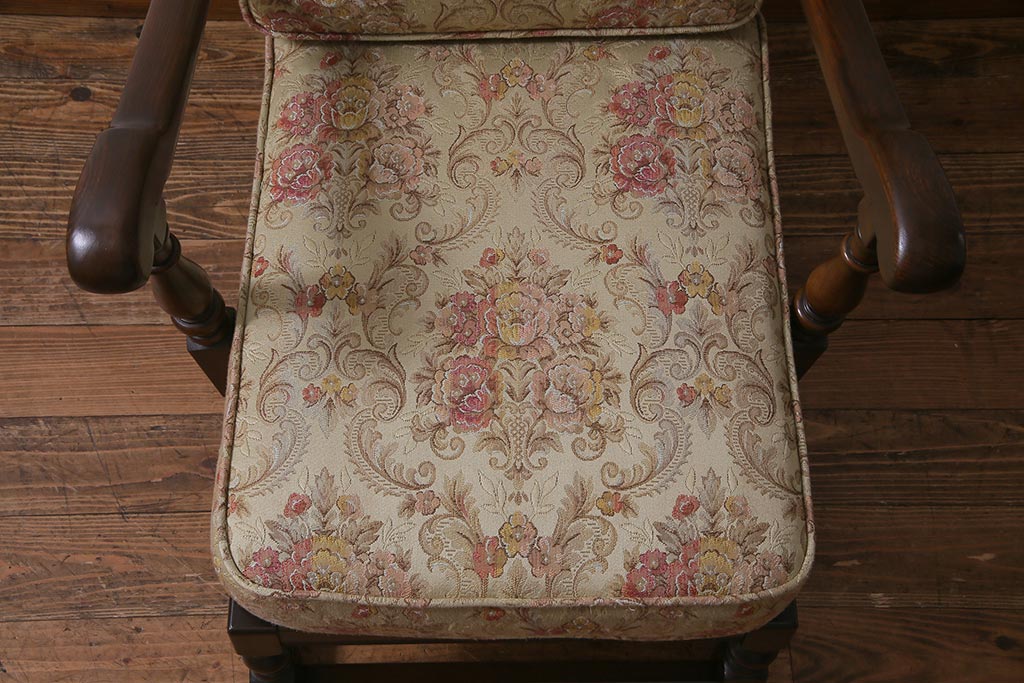 ヴィンテージ家具　イギリスビンテージ　ERCOL(アーコール)　Old Colonial(オールドコロニアル)　ニレ材　シックな佇まいのイージーチェア(アームソファ、1人掛けソファ)(R-037536)