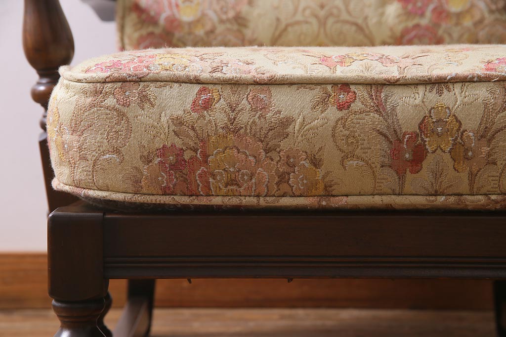 ヴィンテージ家具　イギリスビンテージ　ERCOL(アーコール)　Old Colonial(オールドコロニアル)　ニレ材　シックな佇まいのイージーチェア(アームソファ、1人掛けソファ)(R-037536)