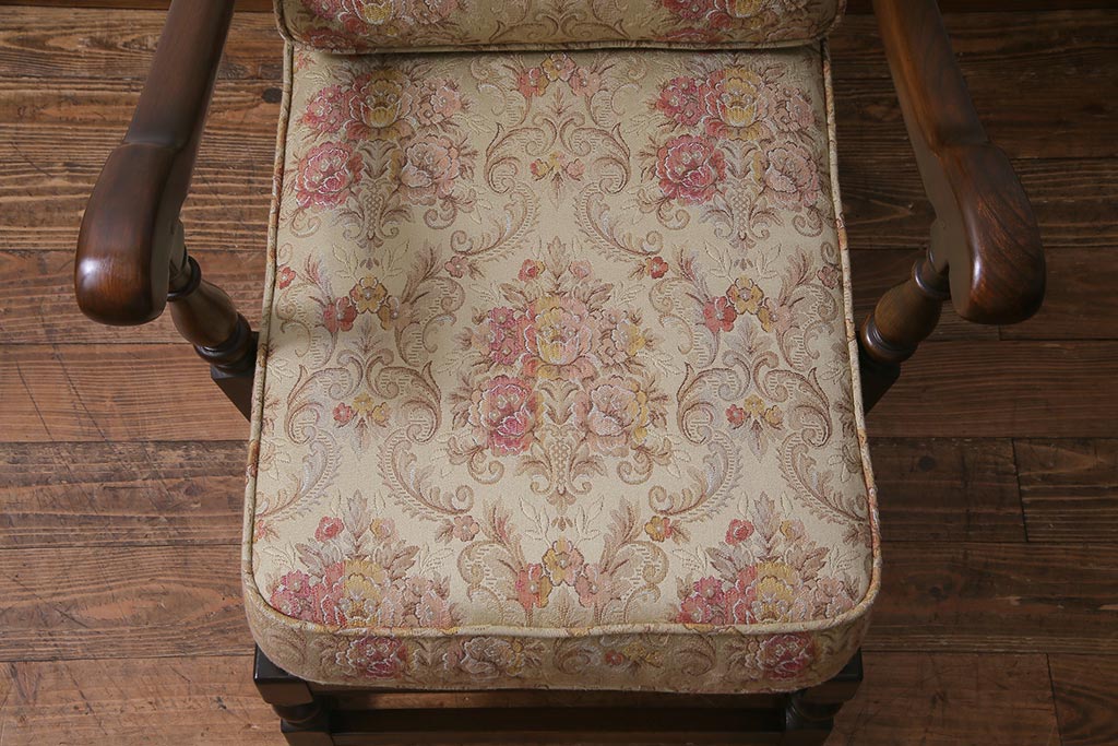 ヴィンテージ家具　イギリスビンテージ　ERCOL(アーコール)　Old Colonial(オールドコロニアル)　ニレ材　シックな佇まいのイージーチェア(アームソファ、1人掛けソファ)(R-037537)